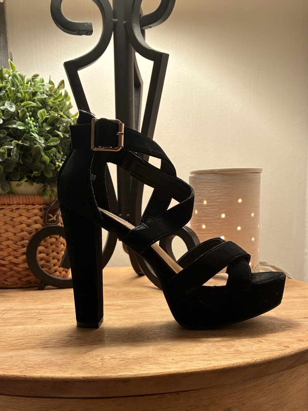TOP MODA NWOT -Women's Black Strappy Platform Heel Sandals🌺